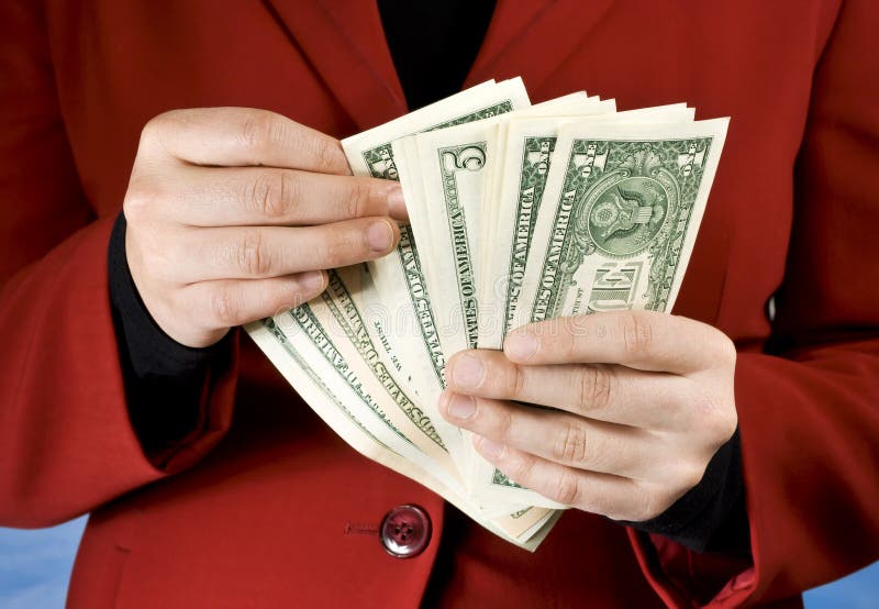 Manos femeninas que cuentan billetes de banco del dólar fotografía de archivo libre de regalías Manos femeninas que cuentan billetes de banco del dólar fotografía de archivo libre de regalías