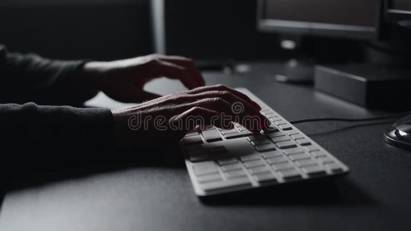 Manos femeninas que mecanografían el teclado de ordenador. Usando el equipo de escritorio.