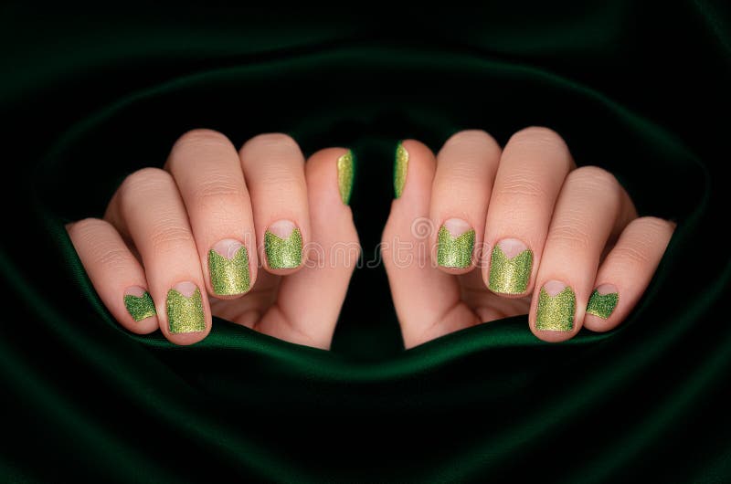 Manos Hembras Con Diseño De Uñas Verdes. Manicura De Esmalte De Uñas Verde Brillante. Manos De Modelo Femenino Sobre Fondo De Tela Foto de archivo - Imagen de nana, cosméticos: 251360568 Manos Hembras Con Diseño De Uñas Verdes. Manicura De Esmalte De Uñas Verde Brillante. Manos De Modelo Femenino Sobre Fondo De Tela Foto De Archivo - Imagen De Nana, Cosméticos: 251360568