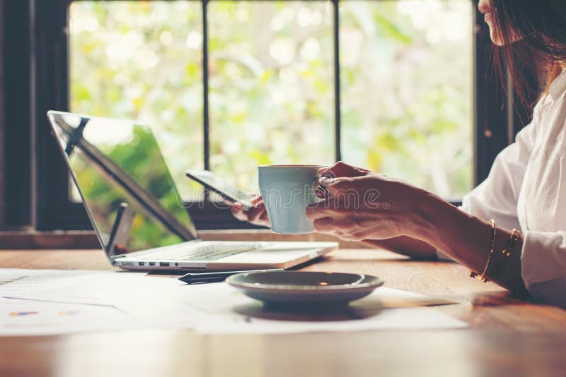 Manos los jóvenes trabajan desde casa con laptop y café en la mañana relajarse en casa. imágenes de archivo libres de regalías