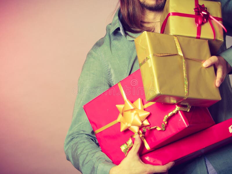 Manos masculinas con muchas cajas de regalo de los presentes foto de archivo libre de regalías Manos masculinas con muchas cajas de regalo de los presentes foto de archivo libre de regalías