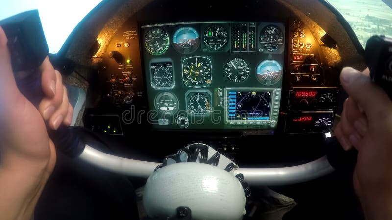 Manos masculinas que controlan el simulador de vuelo, piloto del principiante que practica en la escuela