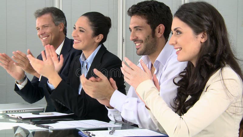 Manos que aplauden de las personas del asunto almacen de video