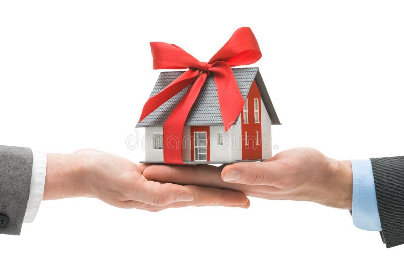 Manos que dan el modelo de la casa a otras manos fotos de archivo libres de regalías Manos que dan el modelo de la casa a otras manos fotos de archivo libres de regalías