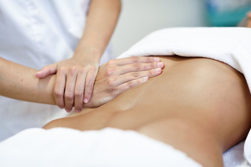 Manos que dan masajes al abdomen femenino El terapeuta que aplica la presión sobre sea fotografía de archivo Manos que dan masajes al abdomen femenino El terapeuta que aplica la presión sobre sea fotografía de archivo