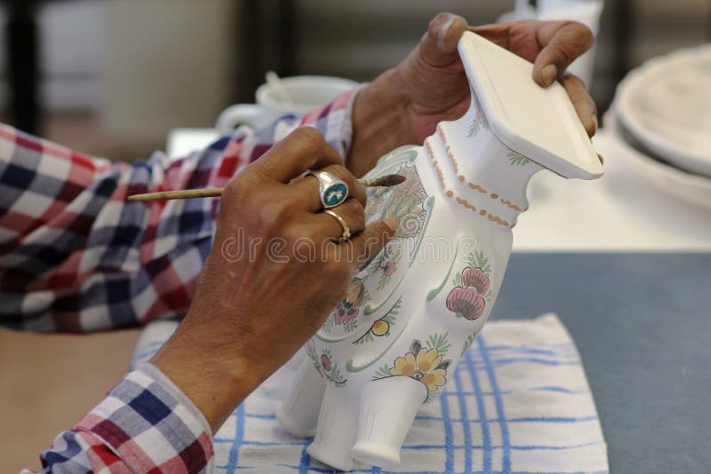 Manos que pintan la cerámica de la cerámica de Delft en Holanda imágenes de archivo libres de regalías Manos que pintan la cerámica de la cerámica de Delft en Holanda imágenes de archivo libres de regalías