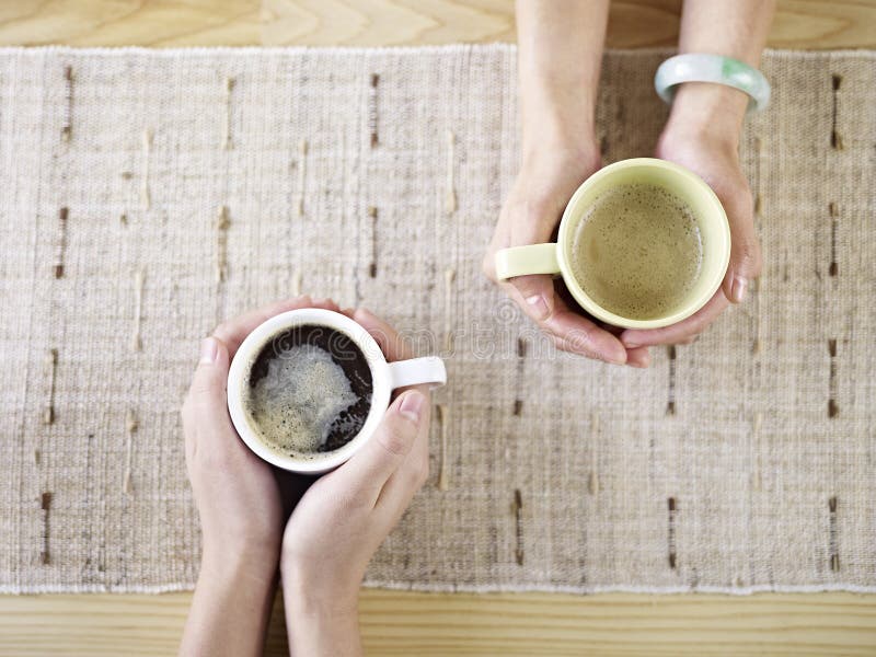 Manos que sostienen el café imagen de archivo libre de regalías