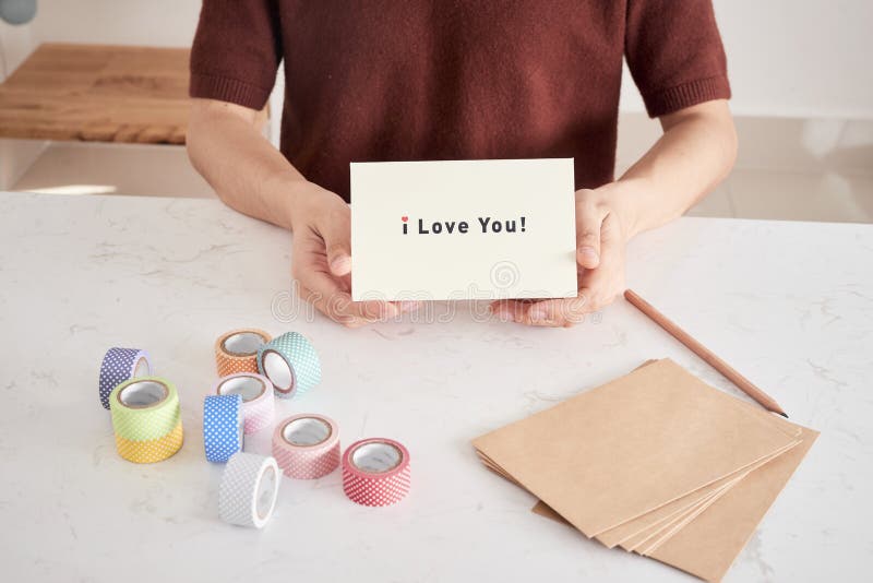 manos que sostienen la tarjeta de felicitaci?n con las letras de la frase ?te quiero ?preparadas para el amor fotografía de archivo manos que sostienen la tarjeta de felicitaci?n con las letras de la frase ?te quiero ?preparadas para el amor fotografía de archivo