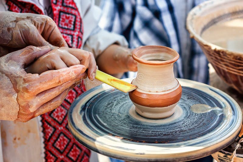 Manos que trabajan en la rueda de la cerámica Escultor, alfarero Manos humanas que crean un nuevo pote de cerámica foto de archivo libre de regalías Manos que trabajan en la rueda de la cerámica Escultor, alfarero Manos humanas que crean un nuevo pote de cerámica foto de archivo libre de regalías