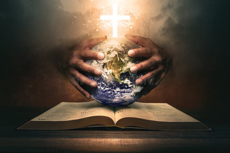 Manos sujetando al mundo sobre una Santa Biblia