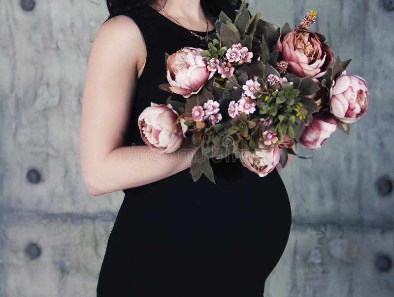 Manos Y Vientre De Una Mujer Embarazada Con Un Ramo Flores En Ropa Foto de archivo Imagen de gente: 131145170