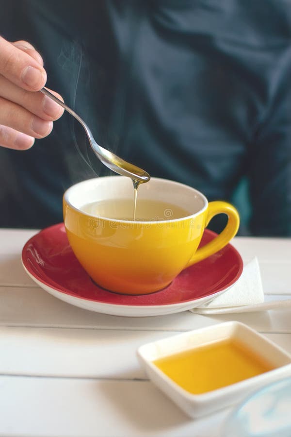 Пью чай с ложкой в кружке. Чай с ложкой. Чашка чая с ложкой. Ложка в чашке с чаем. Размешивает чай.
