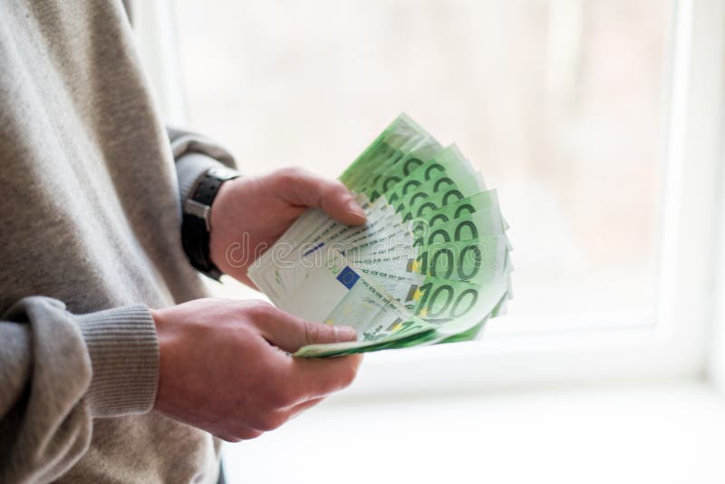 Mans händer med euro på vit bakgrund Finansiell affärsidé fotografering för bildbyråer Mans händer med euro på vit bakgrund Finansiell affärsidé fotografering för bildbyråer