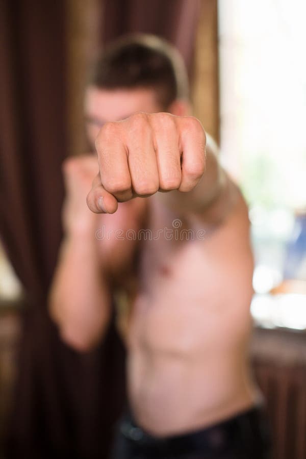 Mans näven på den främre sikten, manlig boxning royaltyfri bild Mans näven på den främre sikten, manlig boxning royaltyfri bild