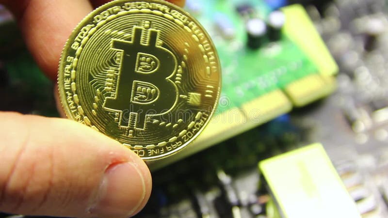 Mans tient à la main bitcoin cryptomonnaie sur l'arrière-plan d'un microcircuit