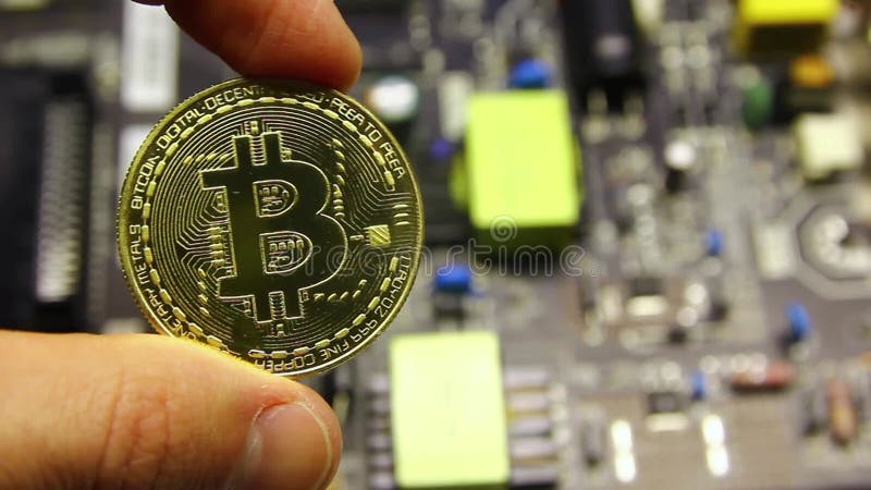 Mans tient à la main bitcoin cryptomonnaie sur l'arrière-plan d'un microcircuit