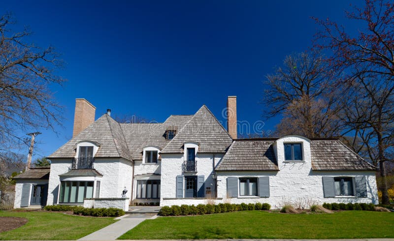 Casa Enorme Del Ladrillo En El Lago Imagen de archivo - Imagen de
