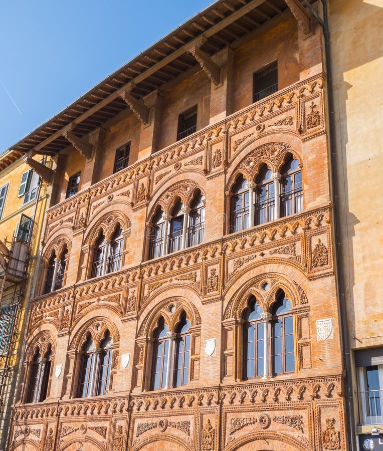 Mansão surpreendente na cidade de Pisa - fachada bonita da casa foto de stock Mansão surpreendente na cidade de Pisa - fachada bonita da casa foto de stock