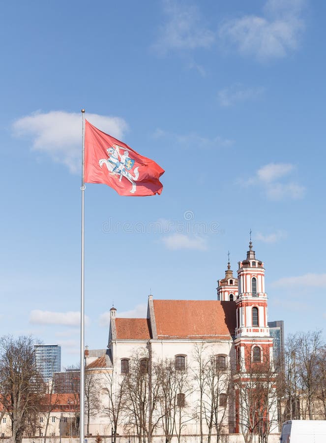 Manteau des bras du drapeau de la Lithuanie Chevalier sur le cheval avec l'?p?e et le bouclier sur le fond rouge Ciel bleu avec l image stock Manteau des bras du drapeau de la Lithuanie Chevalier sur le cheval avec l'?p?e et le bouclier sur le fond rouge Ciel bleu avec l image stock