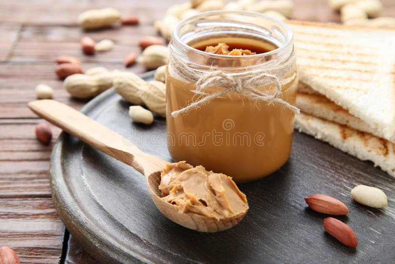 Manteiga de amendoim com pão e nozes fotos de stock royalty free