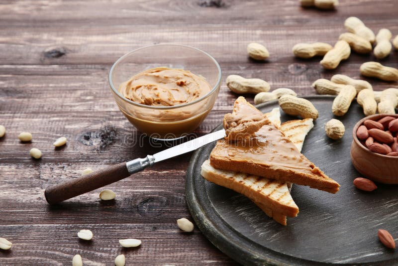 Manteiga de amendoim com pão e nozes fotografia de stock royalty free