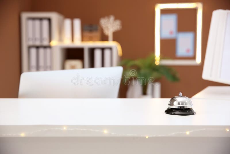 Mantenga la campana en el mostrador de recepción en hotel, fotografía de archivo libre de regalías Mantenga la campana en el mostrador de recepción en hotel, fotografía de archivo libre de regalías