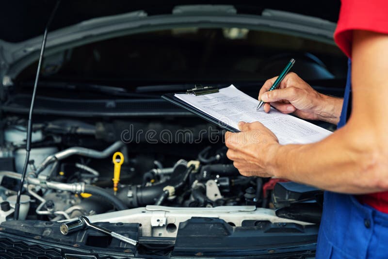 Mantenimiento y reparación - documento del coche de la lista de control de la escritura del mecánico sobre el tablero