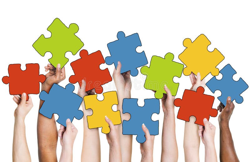 Manual uman care ține piese colorate pentru puzzle royalty free stock photography