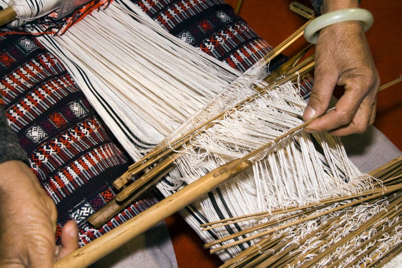 Manual weaving loom