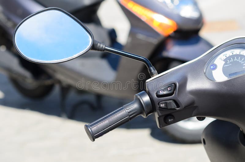 Manubrio del motorino fotografia stock libera da diritti Manubrio del motorino fotografia stock libera da diritti