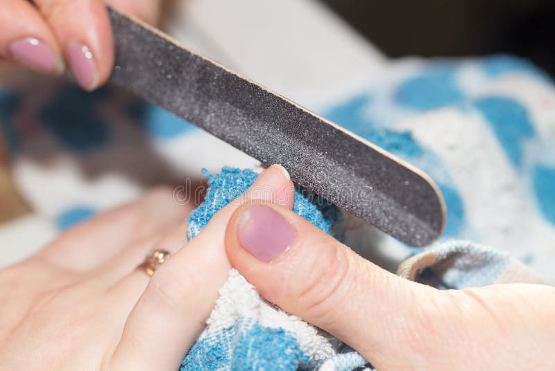 Manucure professionnelle dans un salon de beauté photographie stock libre de droits Manucure professionnelle dans un salon de beauté photographie stock libre de droits