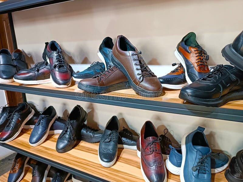 Many different handcrafted leather men shoes on the display shelves in the shoe shop. royalty free stock images Many different handcrafted leather men shoes on the display shelves in the shoe shop. royalty free stock images