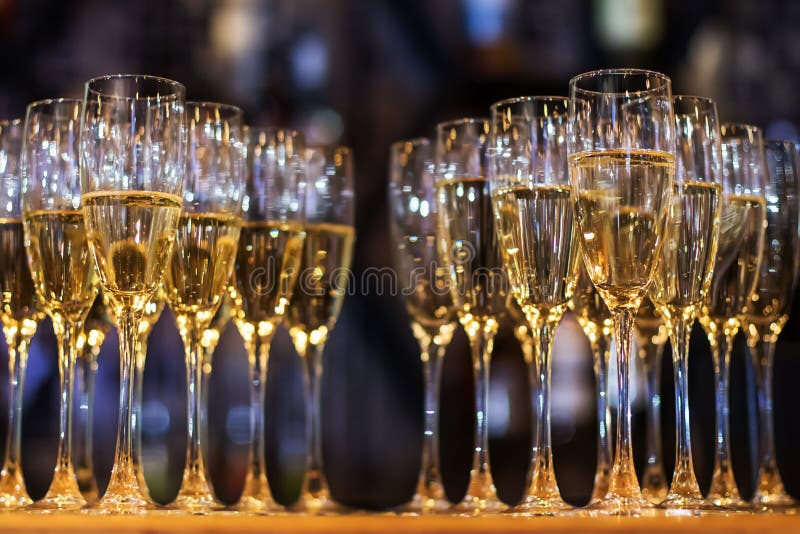 Multe pahare de șampanie la bar royalty free stock photo