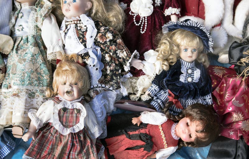 Many old toy dolls for sale on the flea market royalty free stock photo Many old toy dolls for sale on the flea market royalty free stock photo