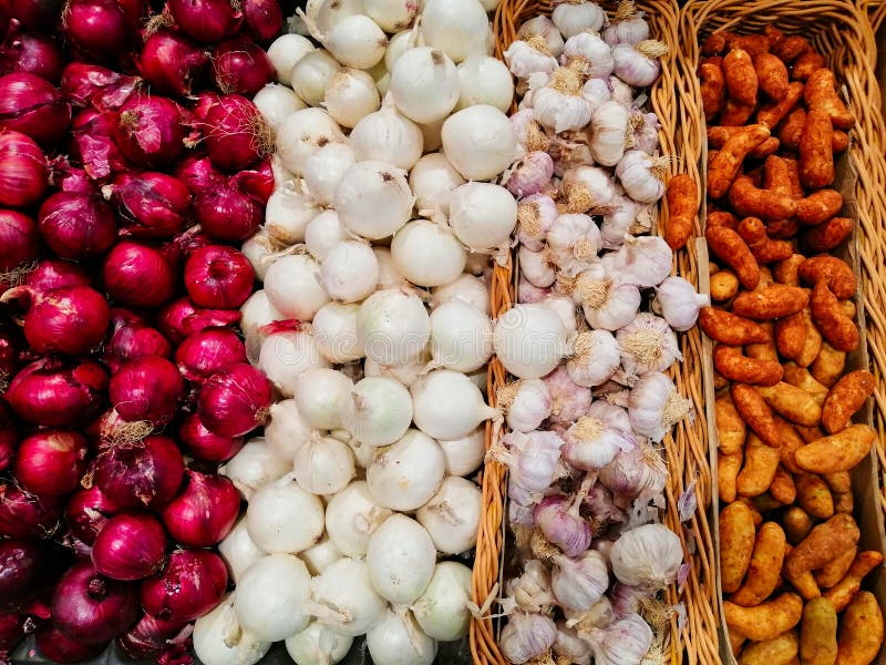 https://thumbs.dreamstime.com/b/many-onions-garlic-potatoes-sale-shop-red-white-whole-dry-heads-small-brown-dirty-fresh-fruit-vegetable-206883400.jpg