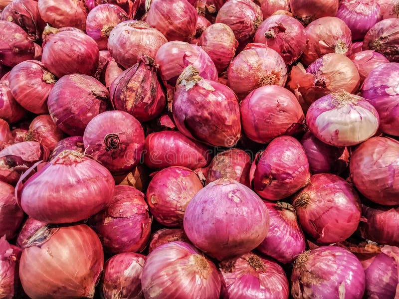 https://thumbs.dreamstime.com/b/many-onions-lay-vegetable-stall-market-thailand-withered-155754953.jpg