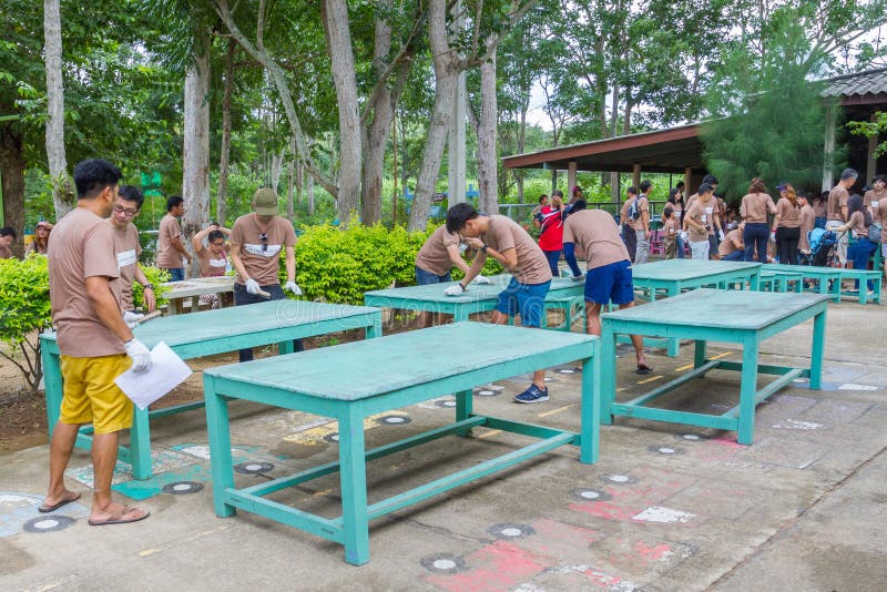 Many People Ridiculously Hard Cleaning Wood Tables And Chairs