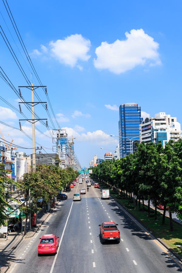 BANGKOK, THAILAND - NOVEMBER 15: Many vehicles move along Thanon Ratchadaphisek near Esplanade Ratchadapisek Shopping mall , November 15, 2014, Bangkok, Thailand. It is third in international visitors MasterCard Global Destination Cities Index.