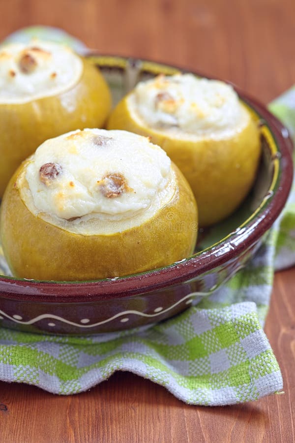 Manzana Cocida Rellena Con El Queso Cremoso Imagen de archivo Imagen