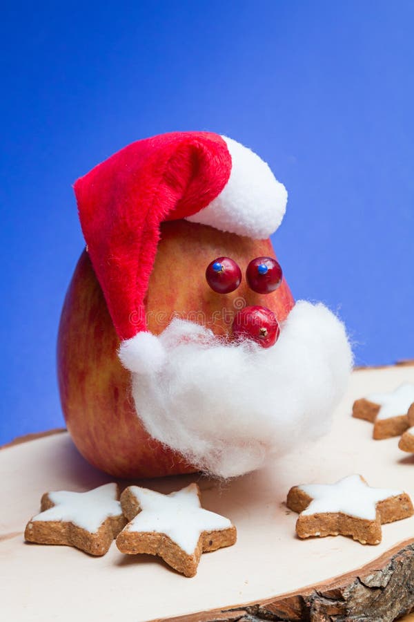 Manzana divertida de Papá Noel, artesanía de los niños Fondo para una tarjeta de la invitación o una enhorabuena fotos de archivo libres de regalías Manzana divertida de Papá Noel, artesanía de los niños Fondo para una tarjeta de la invitación o una enhorabuena fotos de archivo libres de regalías