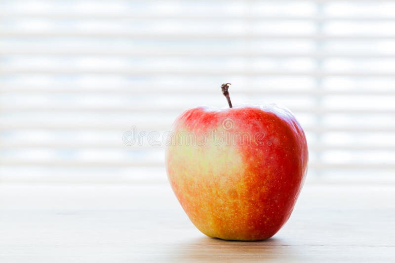 Manzana madura en la tabla en luz de la mañana Desayuno de la dieta, comida sana fotografía de archivo libre de regalías Manzana madura en la tabla en luz de la mañana Desayuno de la dieta, comida sana fotografía de archivo libre de regalías