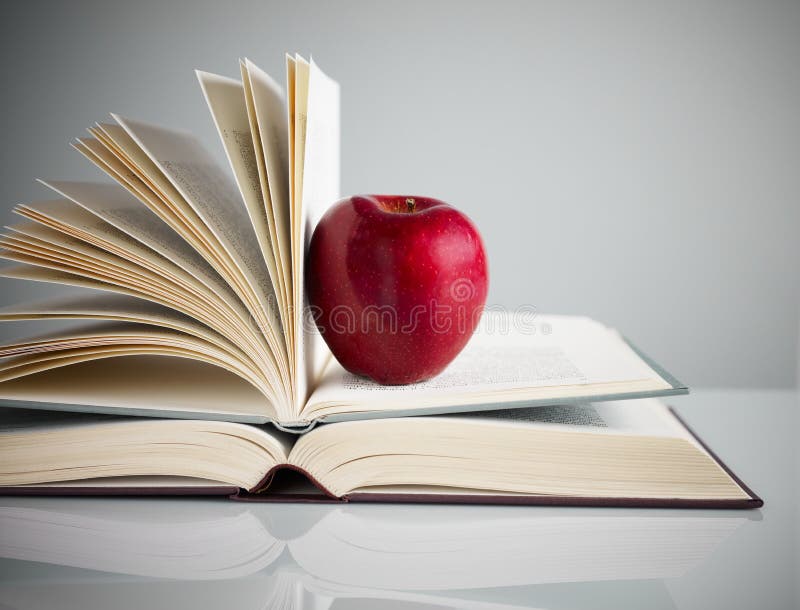 Manzana roja en los libros imagen de archivo libre de regalías Manzana roja en los libros imagen de archivo libre de regalías