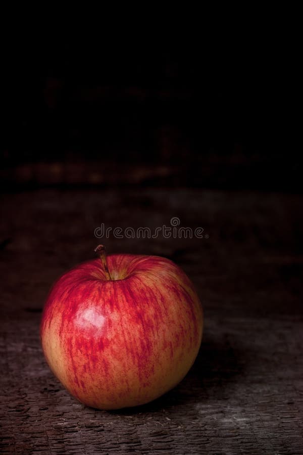 Manzana roja y amarilla en viejo fondo de madera fotos de archivo Manzana roja y amarilla en viejo fondo de madera fotos de archivo