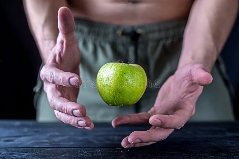 Manzana verde fresca de la levitación en una tabla de madera foto de archivo libre de regalías