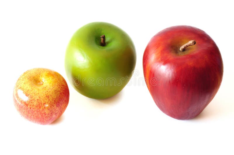 A photo taken on 3 apples of different sizes and color against a white backdrop. A photo taken on 3 apples of different sizes and color against a white backdrop.