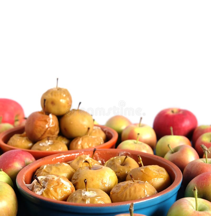 Manzanas cocidas en cuencos de la arcilla y la porción redondos de manzanas frescas maduras aisladas en blanco foto de archivo libre de regalías Manzanas cocidas en cuencos de la arcilla y la porción redondos de manzanas frescas maduras aisladas en blanco foto de archivo libre de regalías