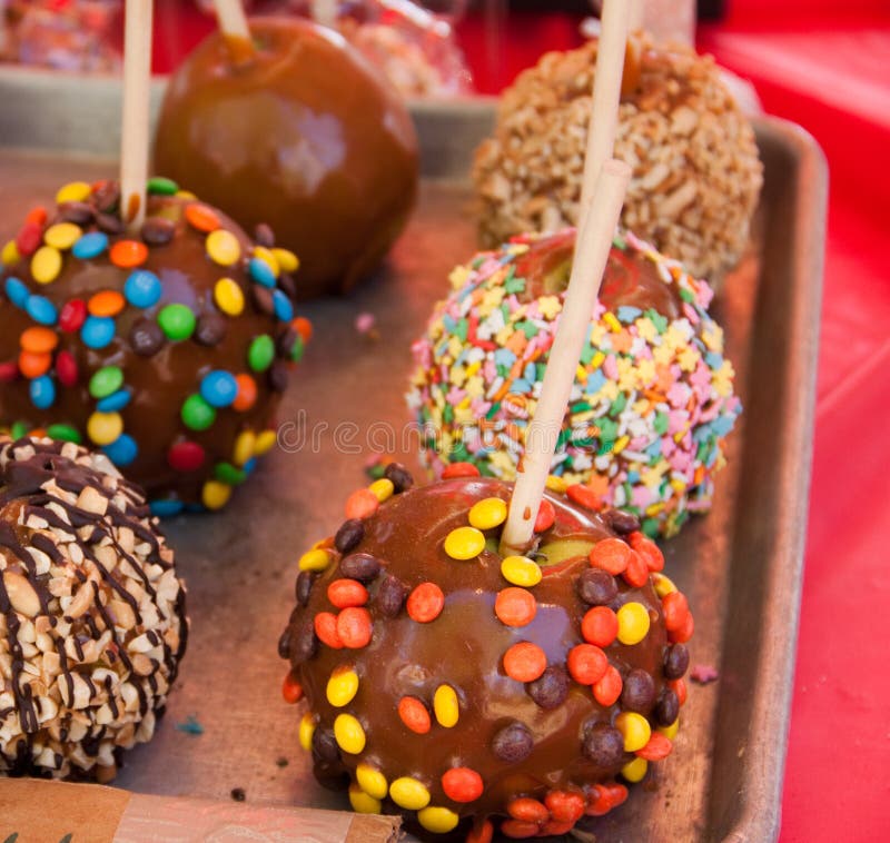 Manzanas De Caramelo Rojas Dulces Americanos Tradicionales Para Los Niños  En La Navidad Imagen de archivo - Imagen de venta, recuerdo: 82937447