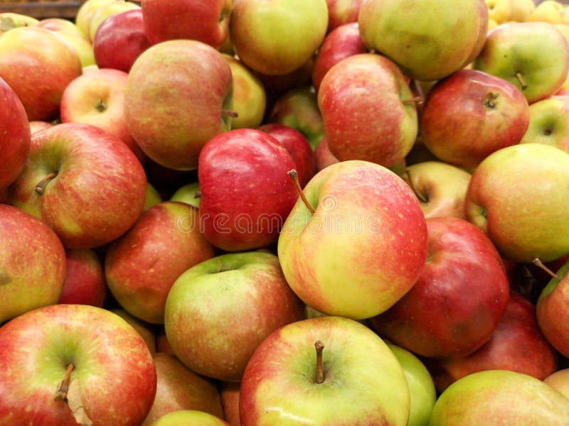 Manzanas maduras en la tienda como fondo fotografía de archivo Manzanas maduras en la tienda como fondo fotografía de archivo