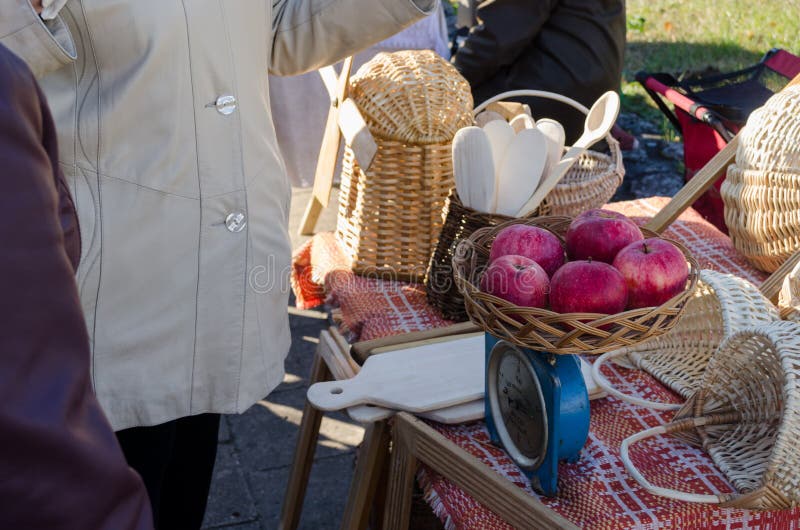 Manzanas rojas en cesta de mimbre en escalas azules de la comida fotografía de archivo libre de regalías