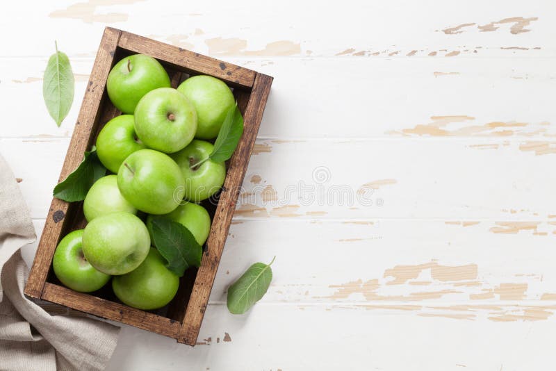 Manzanas verdes en caja de madera foto de archivo